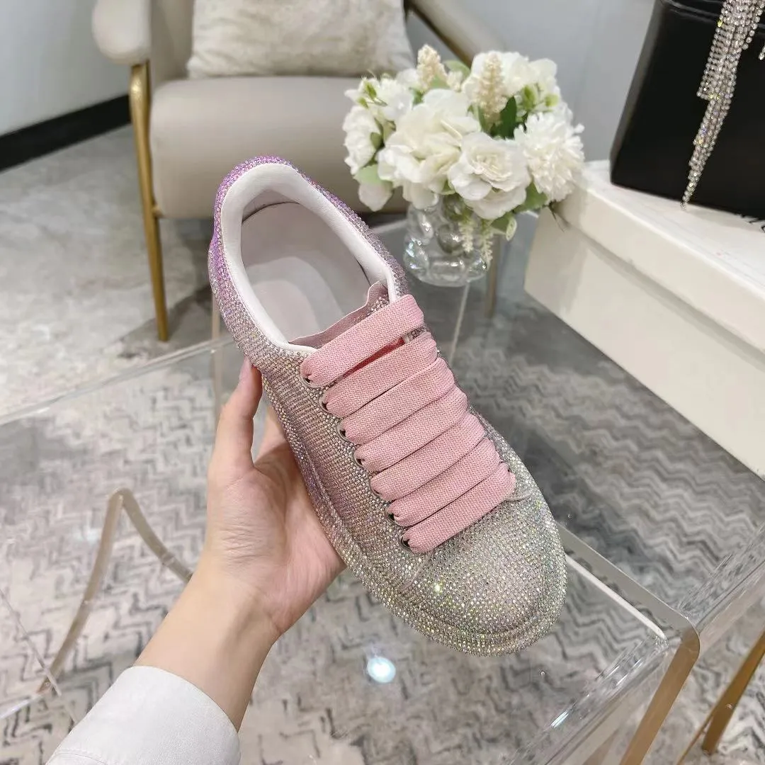 👟👟Ex-factory price 560👟👟 Men's size +10 2025SS McQueen crystal inlaid large and small diamond casual shoes counter original 1:1 production Fabric: imported silk velvet + imported Czech diamonds Lining: sheepskin lining Code number: 35-41 Male 39/44